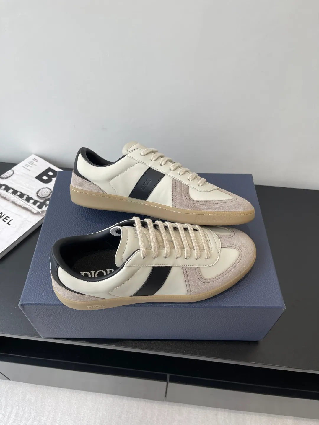 Factory price: 420💰The top version of Dior 25ss new product B01 moral training shoes. The toe size design of the couple's style is a bit wider. The upper foot comfort is perfect. The thread is beautiful. Perfectly suitable for trousers. Decorated with various classic details. It is the ideal choice for daily styling. It can be matched with various casual items to create exquisite shapes. Fabric first layer cowhide/lining sheepskin T men's shoes💰U original outsole Code number: 38-44, customized 45